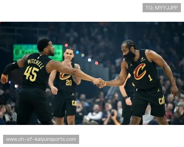 米切尔关键时刻抢断成功并完成反击扣篮 米切尔关键时刻抢断成功并完成反击扣篮